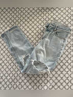 American Eagle Light Wash Distressed Skinny Jeans - Ripped Knee Detail